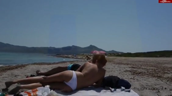 Жена-вафлерша смокче член у всіх на вигляді на сочинському пляжі